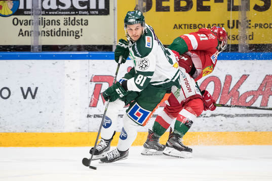 Färjestads Theodor Lennström  i ishockeymatchen i SHL