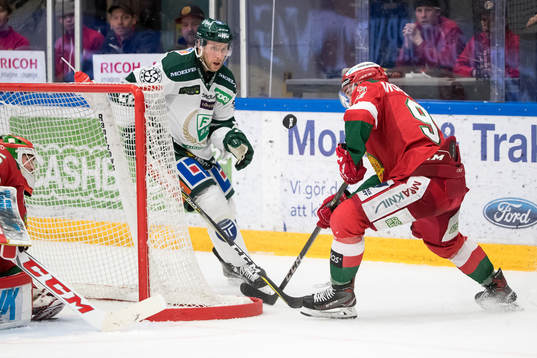 Färjestads Per Åslund och Moras Andrew Rowe  i