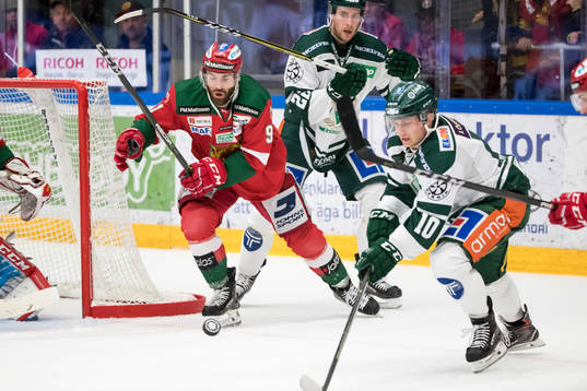 Färjestads Per Åslund och Moras Andrew Rowe och