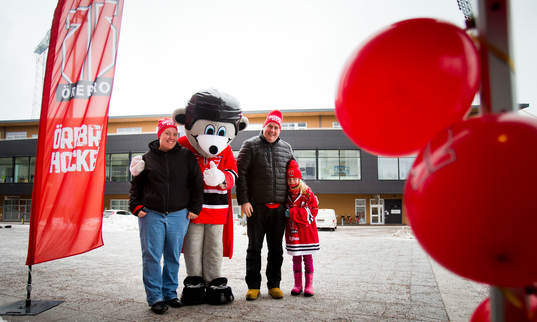 Örebros maskot Harry Hero med en familj