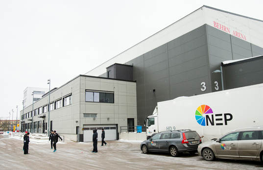 Luleåsspelarna värmer upp utanför Behrn Arena med fotboll