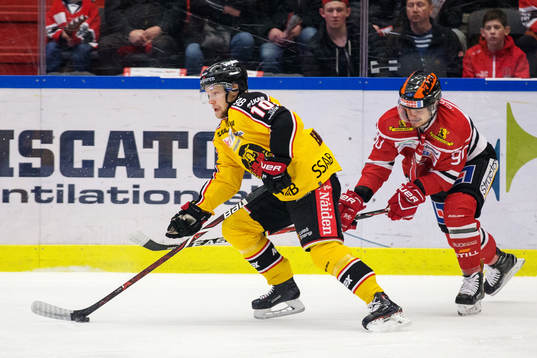 Luleås Einar Emanuelsson jagas av Örebros Libor Hudacek
