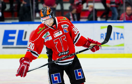 Örebros Kalle Olsson spelar i nummer 300 i samband med sin