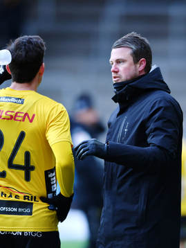Elfsborgs manager Jimmy Thelin samtalar med Stefan Ishizaki