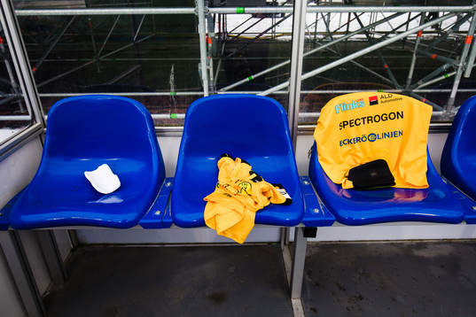 Frejs matchtröjor i ett avbytarbås innan träningsmatchen