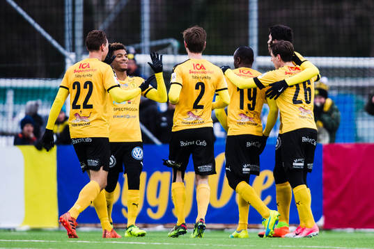 Frejs Nsima Peter jublar med Joseph Ceesay och lagkamrater