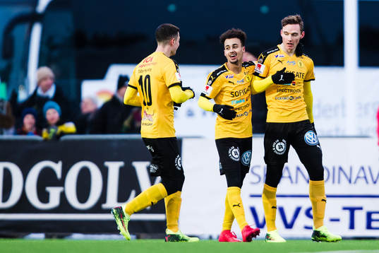 Frejs Mattias Bouvin jublar med lagkamrater