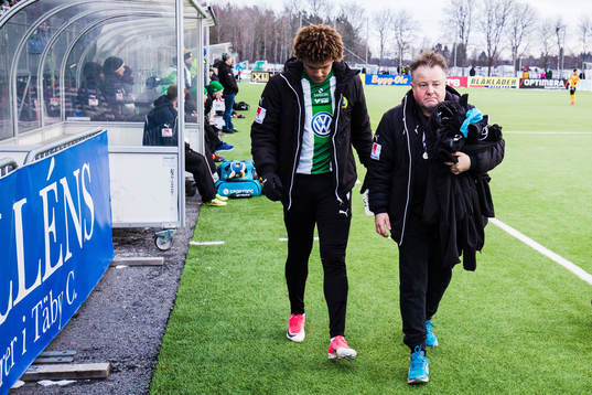 Hammarbys Neto Borges deppar bredvid materialförvaltare