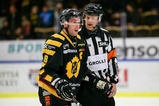 Skellefteås Pontus Petterström pratar med domare Mikael