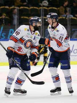 Växjös Daniel Rahimi och Elias Pettersson jublar