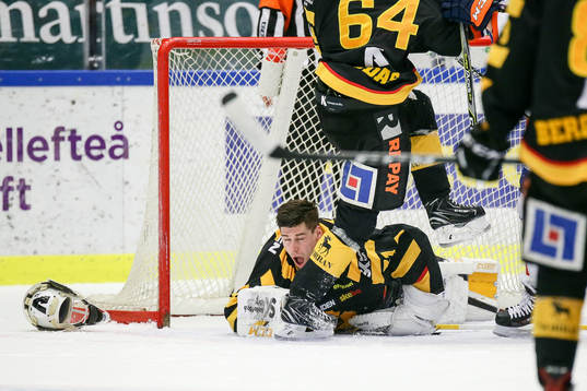 Skellefteås målvakt Joni Ortio blev pååkt