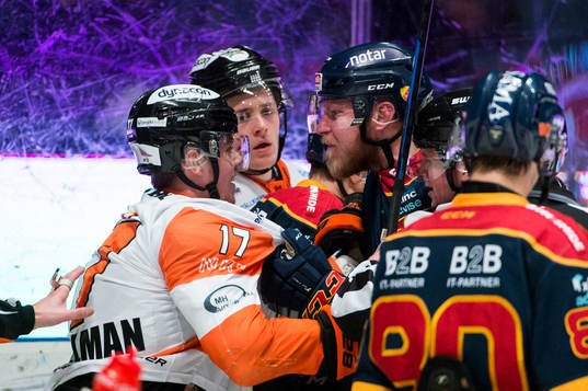Djurgårdens Alexander Urbom och Karlskronas Joel Kellman i