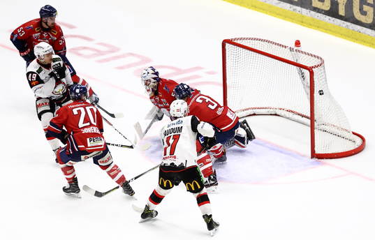 Malmös Redhawks Rhett Rakhshani gör mål 0-1 på