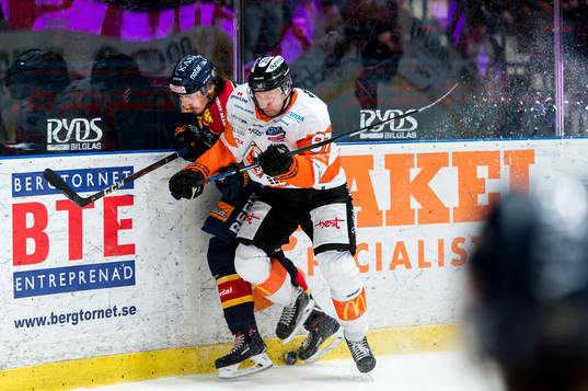 Karlskronas Per Ledin tacklar Djurgårdens David Bernhardt