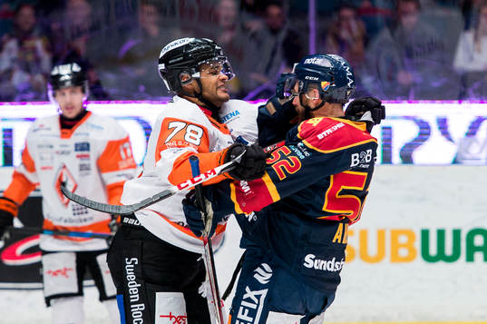 Karlskronas Akim Aliu crosscheckar Djurgårdens Mikael