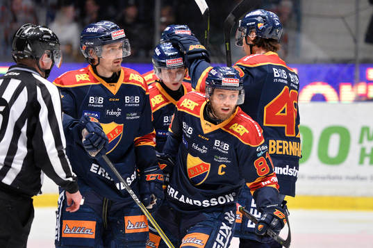 Djurgårdens Calle Ridderwall (fram till höger) jublar med