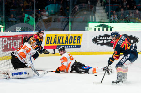 Djurgårdens Axel Jonsson Fjällby spelar fram pucken till