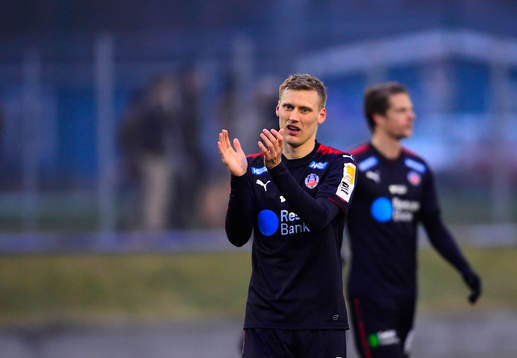 Helsingborgs Andra Runar Bjarnason tackar publiken