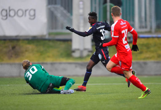 Helsingborgs Mamudo Moro i friläge mot Värnamos målvakt