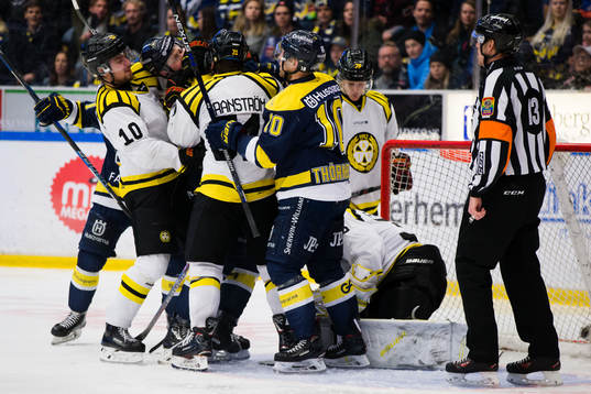 gruff framför Brynäs målvakt David Rautio