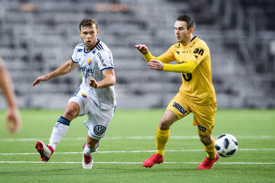 Djurgårdens Jesper Karlström passar bollen medan han