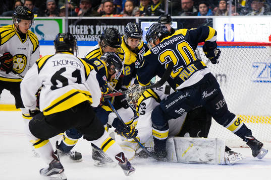 Brynäs målvakt David Rautio blockerar pucken