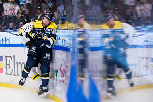 s Robin Figren blir tacklad