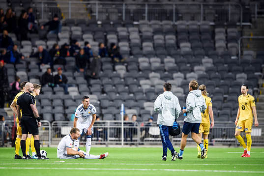 Djurgårdens Jacob Une Larsson har ont