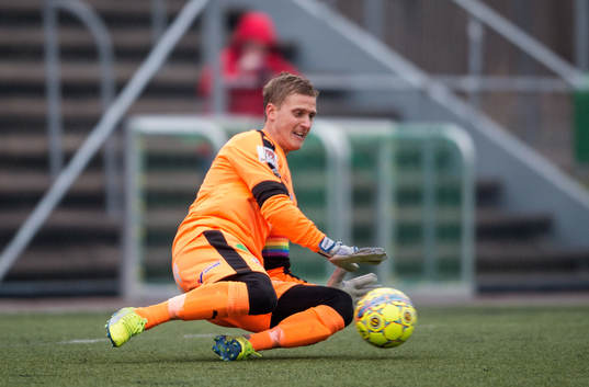 Helsingborgs målvakt Pär Andersson räddar ett skott