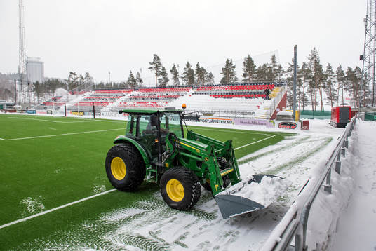 En traktor skottar snö på Jämtkraft Arena
