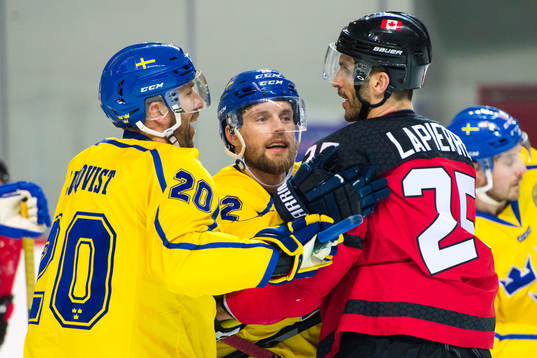 Joel Lundqvist and Fredrik Pettersson of Sweden i a fight