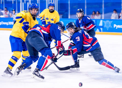 Rebecca Stenberg of Sweden and Lee Jingyu of Korea
