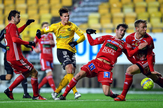 Elfsborgs Simon Olsson och Skövdes Andreas Uusitalo och
