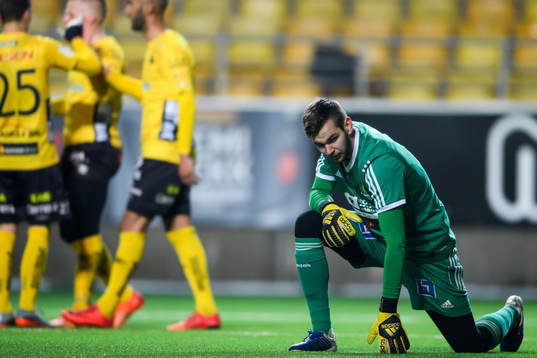 Skövdes målvakt Marcus Fröjd deppar