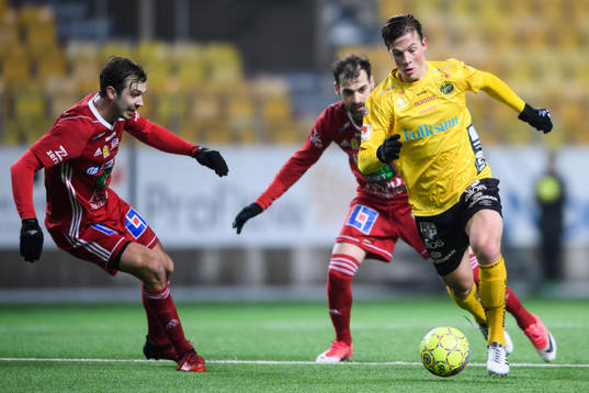 Elfsborgs Simon Olsson och Skövdes Bilos Yonakhir och