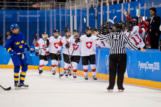 Alina Muller of Switzerland celebrates with her teammates
