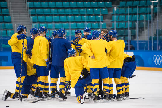 Johan Garpenlöv, assistant coach of Sweden going through