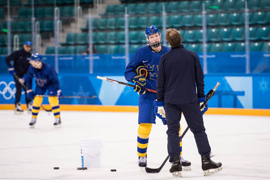 Rasmus Dahlin of Sweden talks to Johan Garpenlöv,