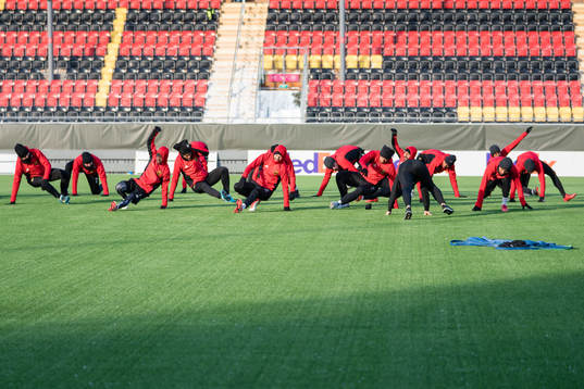 Östersunds spelare värmer upp