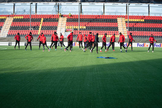 Östersunds spelare värmer upp