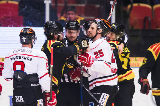 Örebros Anton Hedman och Brynäs Johan Alcén i ett bråk