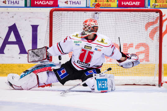 Örebros målvakt Axel Brage med en räddning