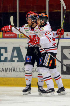 Örebros Tyson Spink jublar med Jonathan Andersson
