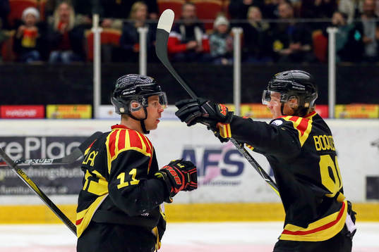 Brynäs Kevin Clark jublar med lagkamrat