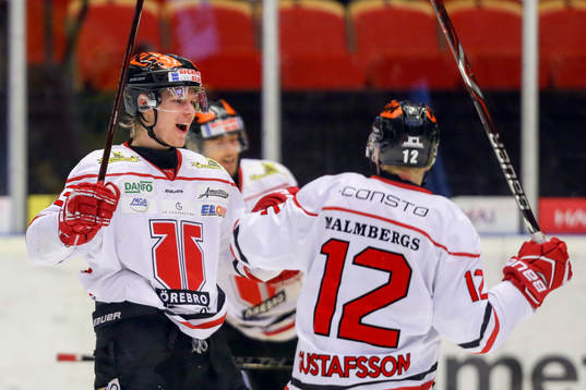 Örebros Christopher Mastomäki jublar med lagkamrater