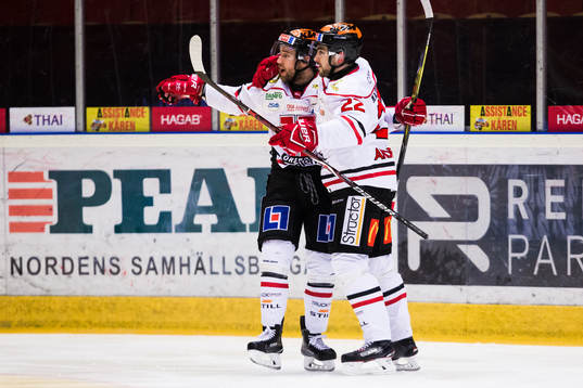Örebros Tyson Spink jublar med Jonathan Andersson