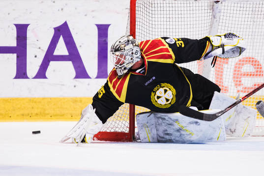 Brynäs målvakt David Rautio med en räddning