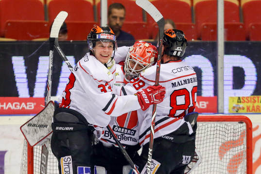 Örebros målvakt Axel Brage jublar med lagkamrater