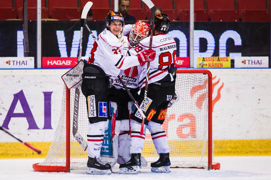 Örebros målvakt Axel Brage jublar med Christopher