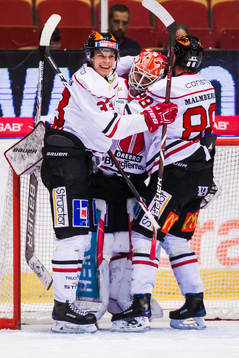 Örebros målvakt Axel Brage jublar med Christopher